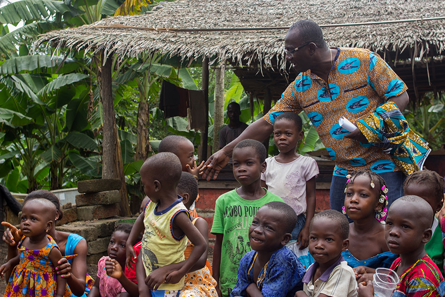 Desiré Kouakou Tanoh con un grupo de niños en Grand Lahou