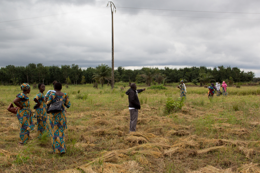 Desiré Kouakou Tanoh con un grupo de niños en Grand Lahou