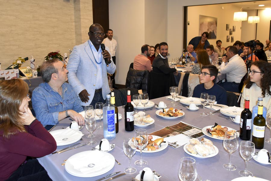 Desire Kouakou explica los proyectos Égueire a más de 150 asistentes a la cena solidaria