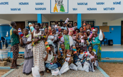 Entrega de regalos a los niños nacidos en la maternidad de Nandibou