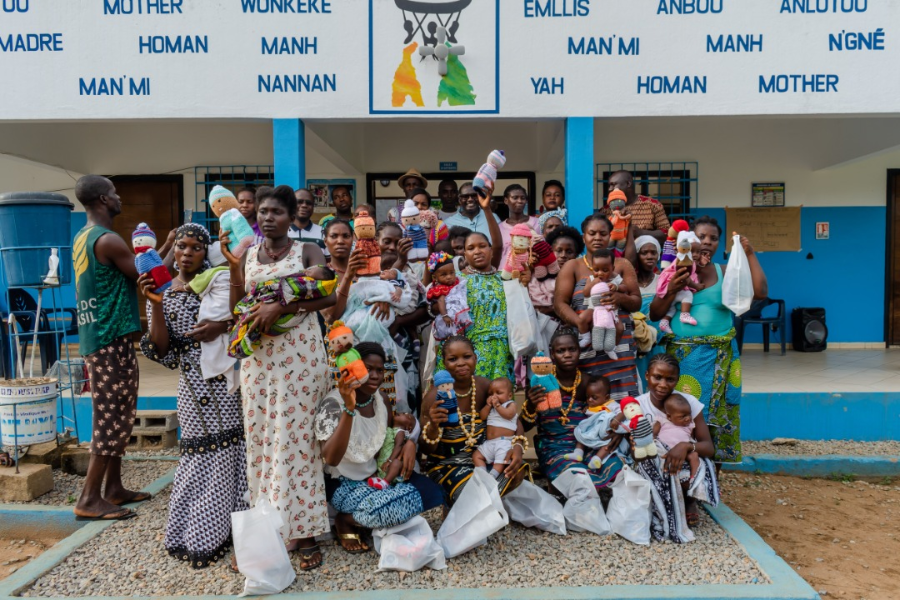 Entrega de regalos a los niños nacidos en la maternidad de Nandibou