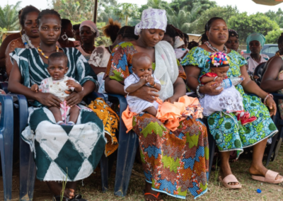 Acto entrega regalos a niños nacidos en la maternidad de Nandibou, Egueire ONG