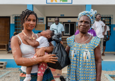 Acto entrega regalos a niños nacidos en la maternidad de Nandibou, Egueire ONG