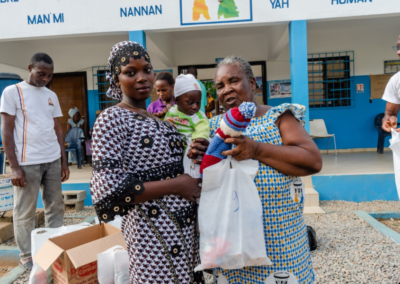 Acto entrega regalos a niños nacidos en la maternidad de Nandibou, Egueire ONG