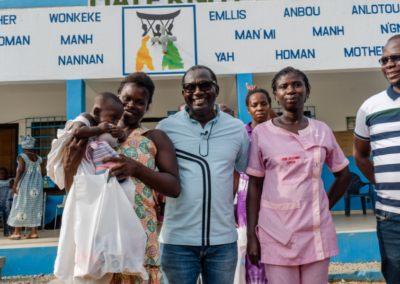 Acto entrega regalos a niños nacidos en la maternidad de Nandibou (1), Egueire ONG