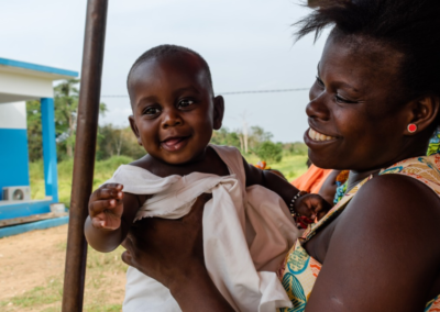 Madre posa con su hijo nacido en la maternidad de Nandibou, Egueire ONG