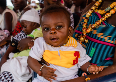Niño nacido en la maternidad de Nandibou, Egueire ONG
