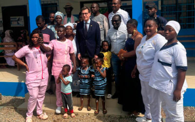Entrega de material sanitario en Costa de Marfil