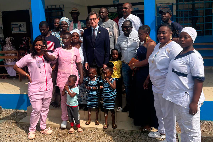 Entrega de material sanitario en Costa de Marfil