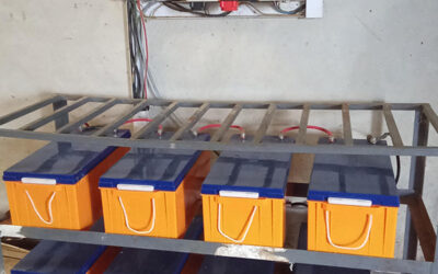 Recambio de baterías de placas solares en el proyecto de N’zida