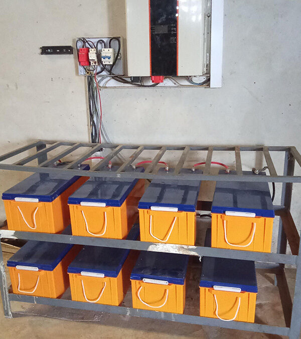 Recambio de baterías de placas solares en el proyecto de N’zida